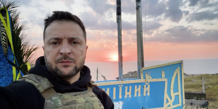 Зеленський зафіксував 500-й день війни на Зміїному (ВІДЕО)