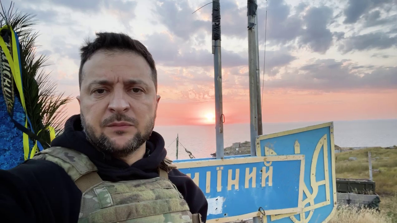 Зеленський зафіксував 500-й день війни на Зміїному (ВІДЕО)