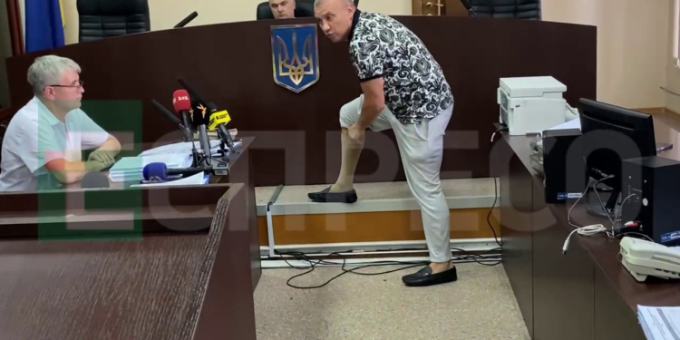 Одеського ексвоєнкома взяли під варту під заставу. У суді він скаржився на здоров’я і показував травми (ВІДЕО)