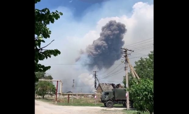 Нафтобаза, старий аеродром. Що горить і вибухає в Криму (ФОТО, ВІДЕО)