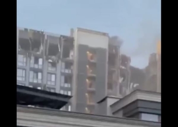 Російська ракета вцілила в багатоповерхівку в Дніпрі, є поранені. Зеленький відреагував (ВІДЕО)
