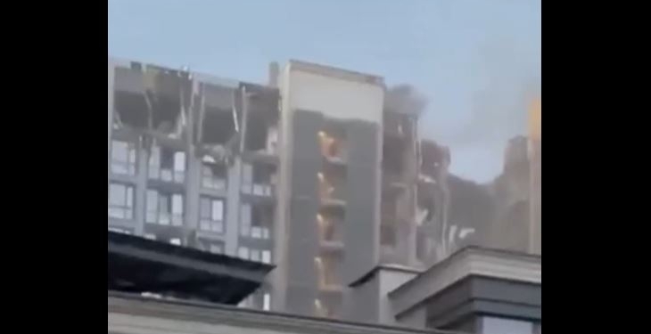Російська ракета вцілила в багатоповерхівку в Дніпрі, є поранені. Зеленький відреагував (ВІДЕО)