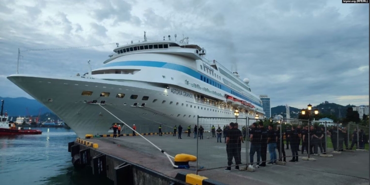 В Грузії протестували проти російського круїзного лайнера, на акції затримали українку (ФОТО, ВІДЕО)