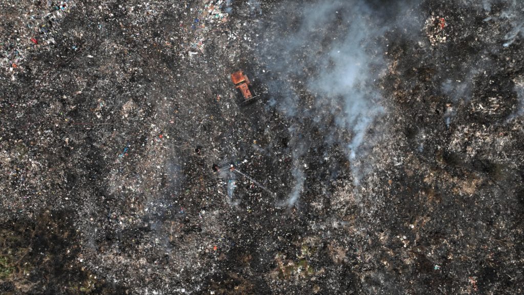 На Миколаївщині понад дві доби гасили пожежу сміттєзвалища у Луговому. Але нарешті впорались (ФОТО) 25
