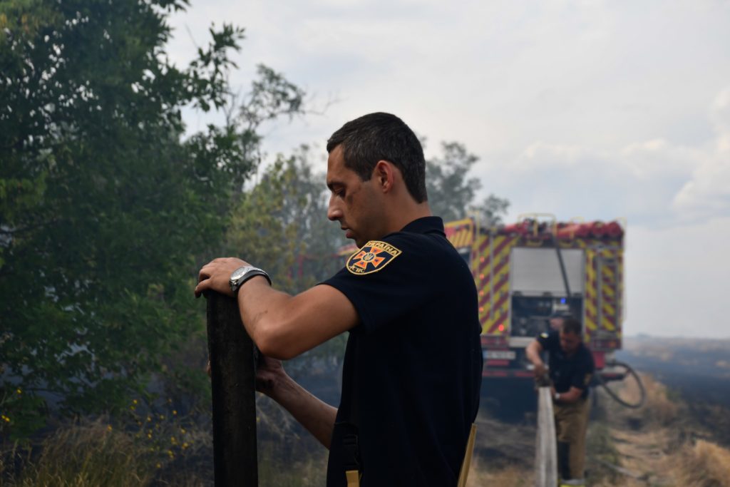 На Миколаївщині понад дві доби гасили пожежу сміттєзвалища у Луговому. Але нарешті впорались (ФОТО) 37