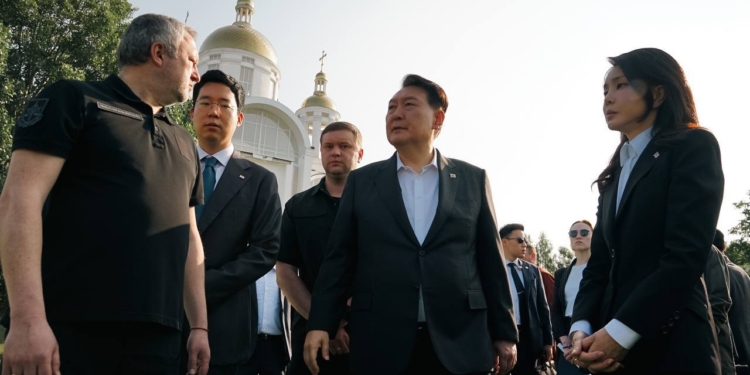 Президент Південної Кореї приїхав до України і вже відвідав Бучу (ФОТО)