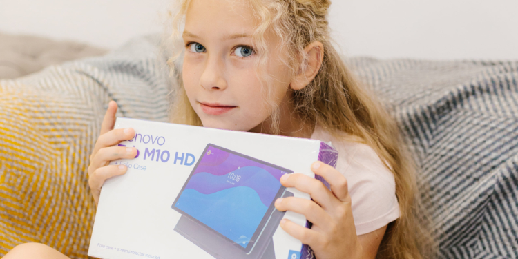 Приблизно тисяча дітей із соціально вразливих категорій Миколаївщини безкоштовно отримають від фондів планшети для навчання