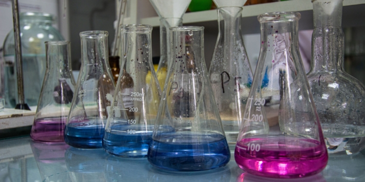 «Миколаївводоканал» заявляє, що водою, яку він подає, можна мити фрукти-овочі та посуд і митися самим (ФОТО)