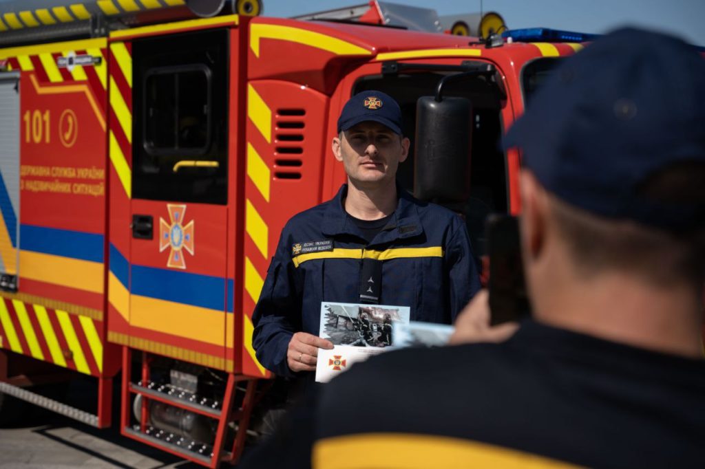 У Миколаєві голова ДСНС нагородив рятувальників, які ліквідовували наслідки російського теракту на Каховській ГЕС та масштабну пожежу на об'єкті критичної інфраструктури (ФОТО) 4