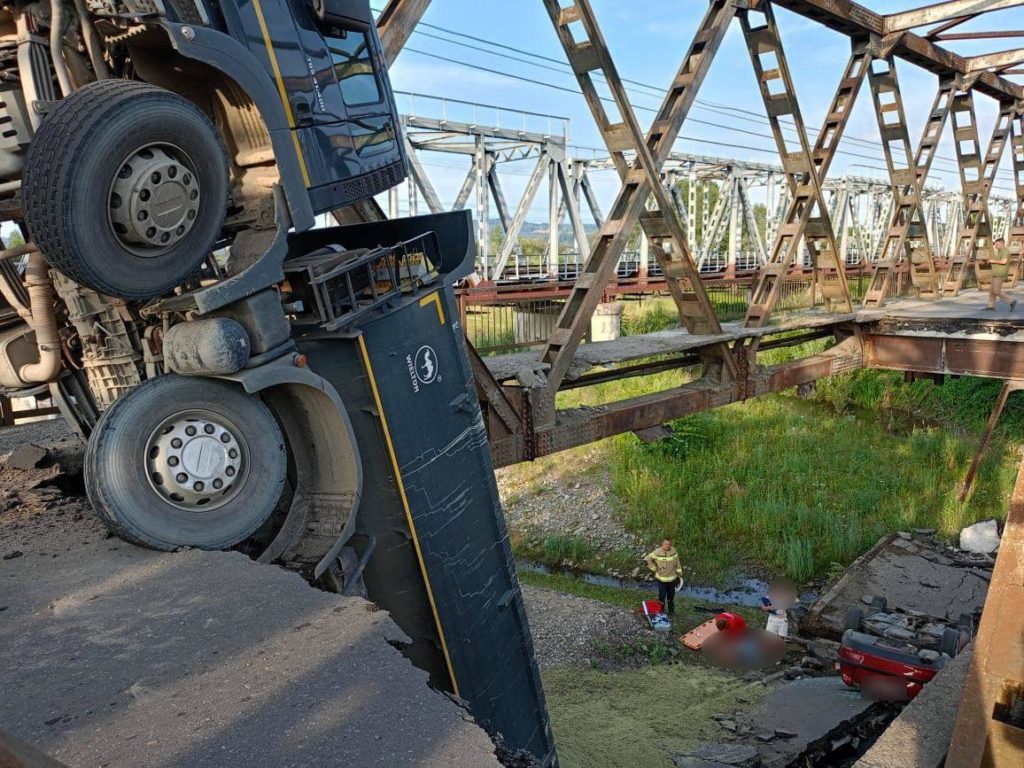 На Закарпатті обвалився міст через річку Тересва – на той момент на ньому було дві автівки з людьми (ФОТО) 2