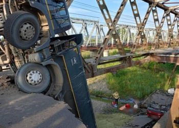 На Закарпатті обвалився міст через річку Тересва – на той момент на ньому було дві автівки з людьми (ФОТО)