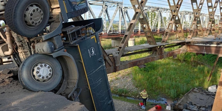 На Закарпатті обвалився міст через річку Тересва – на той момент на ньому було дві автівки з людьми (ФОТО)