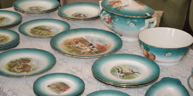 Тендітна краса: у Миколаєві експонується виставка старовинного фарфору з приватної колекції (ФОТО)