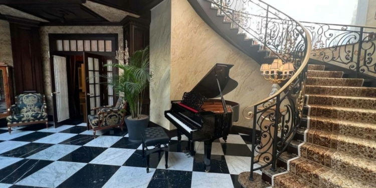 Злитки золота, перуки і сауна: росЗМІ показали кадри обшуку особняка та офісу Пригожина (ФОТО)