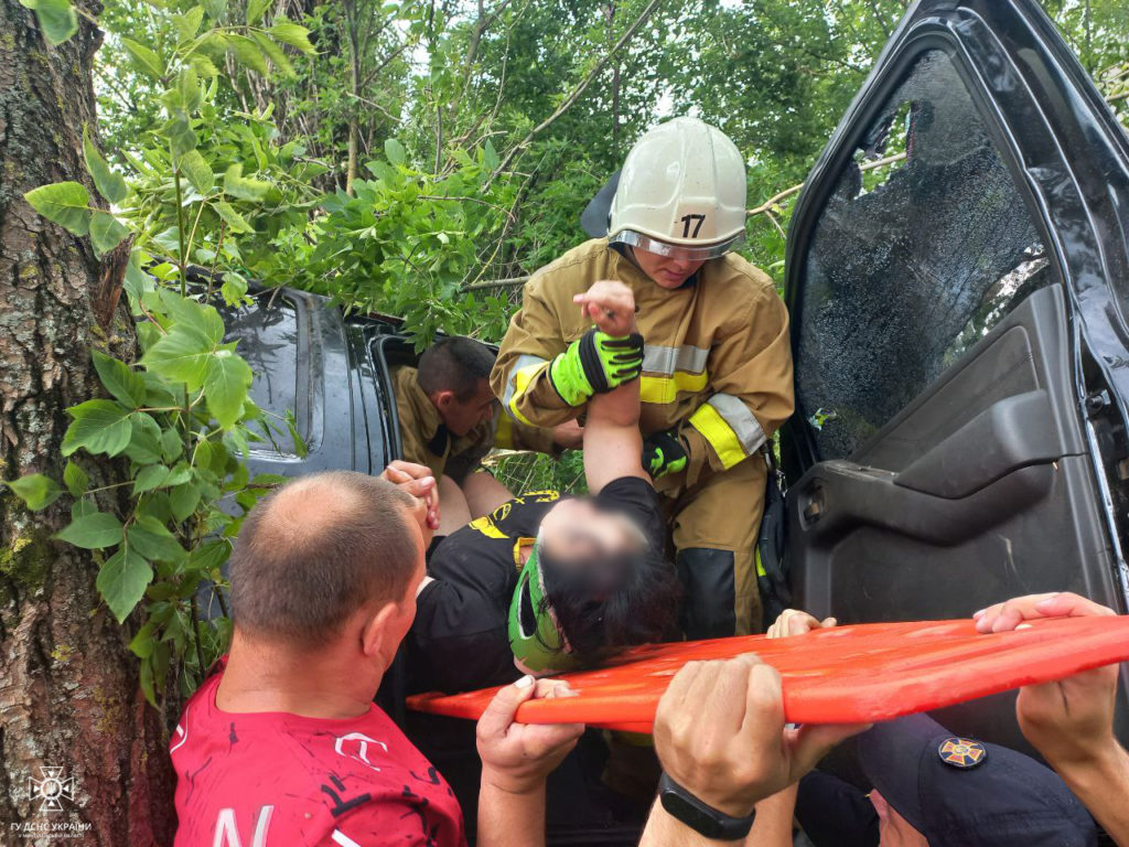 ДТП на Миколаївщині: постраждалу пасажирку автівки деблокували рятувальники (ФОТО) 4