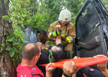 ДТП на Миколаївщині: постраждалу пасажирку автівки деблокували рятувальники (ФОТО)