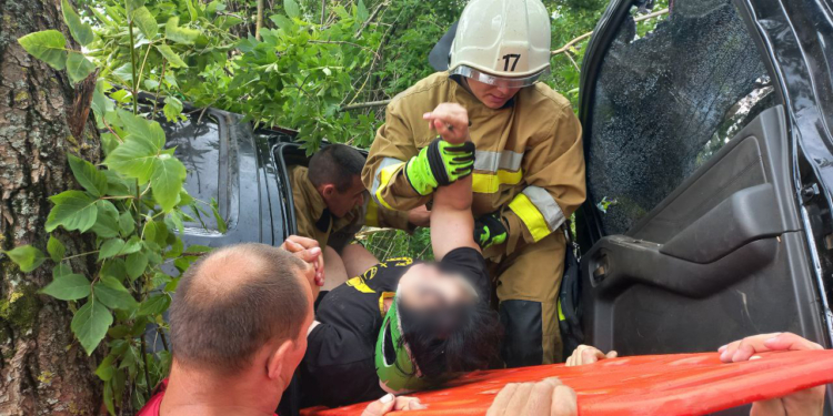 ДТП на Миколаївщині: постраждалу пасажирку автівки деблокували рятувальники (ФОТО)