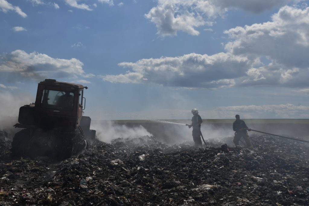 На Миколаївщині понад дві доби гасили пожежу сміттєзвалища у Луговому. Але нарешті впорались (ФОТО) 3