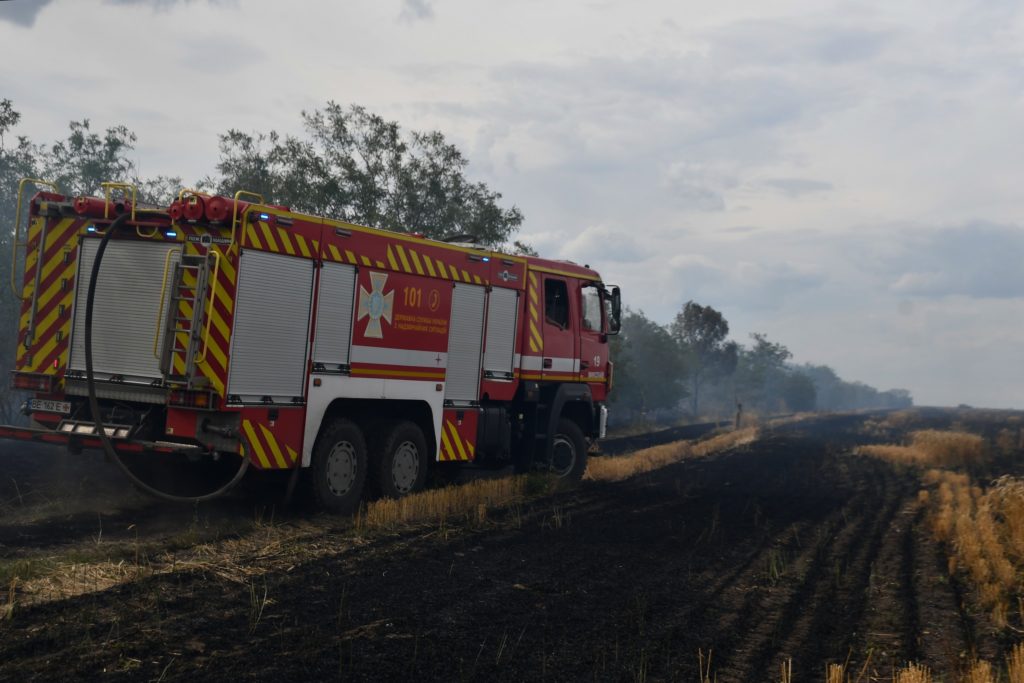 На Миколаївщині понад дві доби гасили пожежу сміттєзвалища у Луговому. Але нарешті впорались (ФОТО) 40