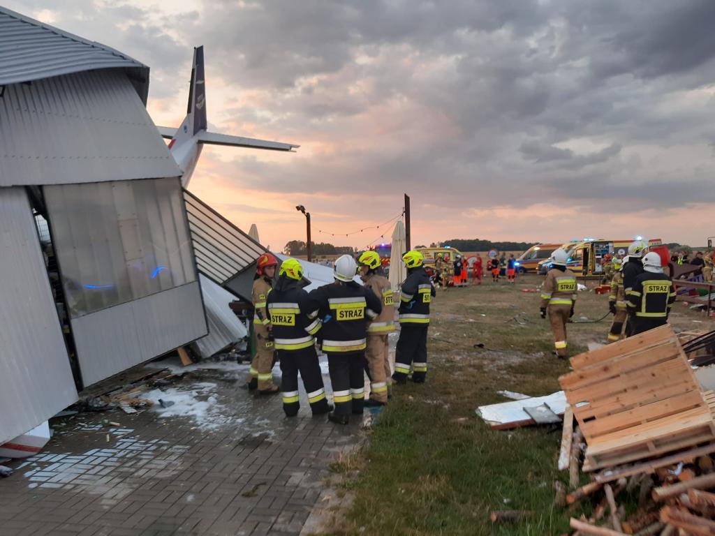 В Польщі літак впав на ангар - там від дощу ховались люди (ФОТО, ВІДЕО) 4