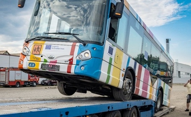 ЄС передав Україні 65 шкільних автобусів