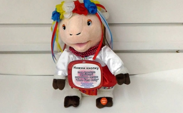 У РФ евакуювали магазин через іграшку в українському костюмі (ФОТО)