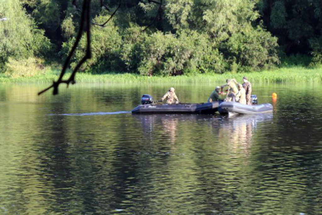 Най і «потопельник», але ще нам послужить: військові витягли з Десни майже неушкоджений російський танк (ФОТО) 6