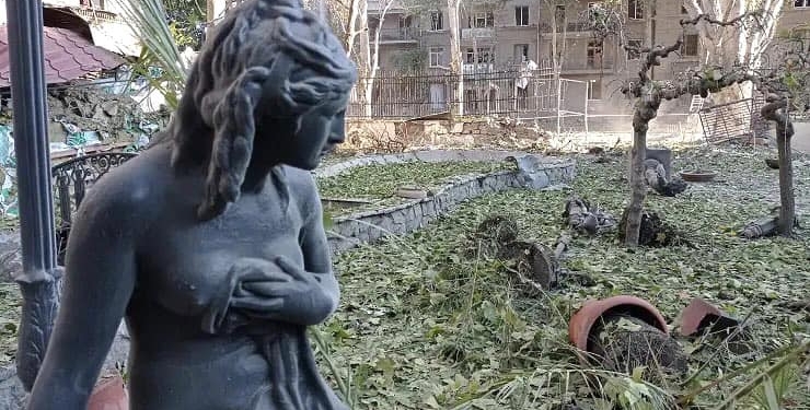 У Миколаєві ремонтують худдрамтеатр, пошкоджений внаслідок російського ракетного удару (ФОТО)