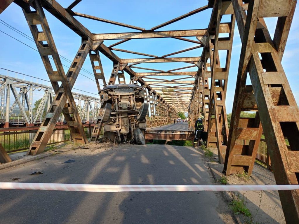 На Закарпатті обвалився міст через річку Тересва – на той момент на ньому було дві автівки з людьми (ФОТО) 4