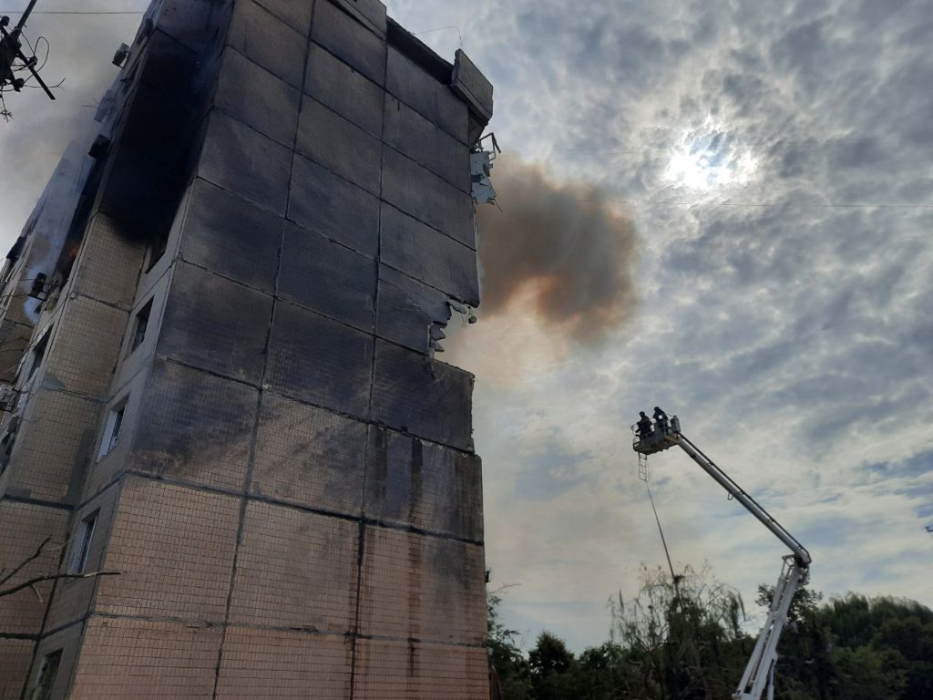 Один загиблий, 18 постраждалих: оперативка щодо ліквідації наслідків ракетної атаки росіян по Кривому Рогу від ДСНС (ФОТО) 6