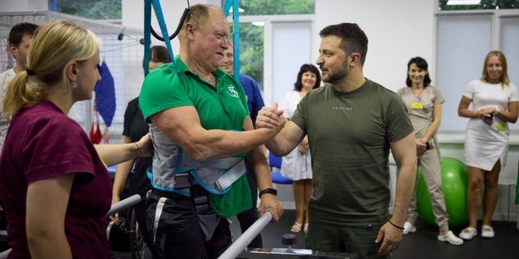 В Одесі Зеленський відвідав реабілітаційні відділення, де захисники України проходять відновлювальне лікування (ФОТО, ВІДЕО)