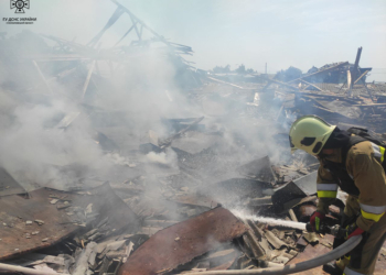 Ворожий обстріл знову спричинив пожежу в Очакові, що на Миколаївщині (ФОТО)