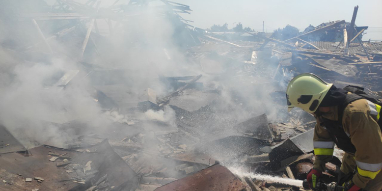 Ворожий обстріл знову спричинив пожежу в Очакові, що на Миколаївщині (ФОТО)