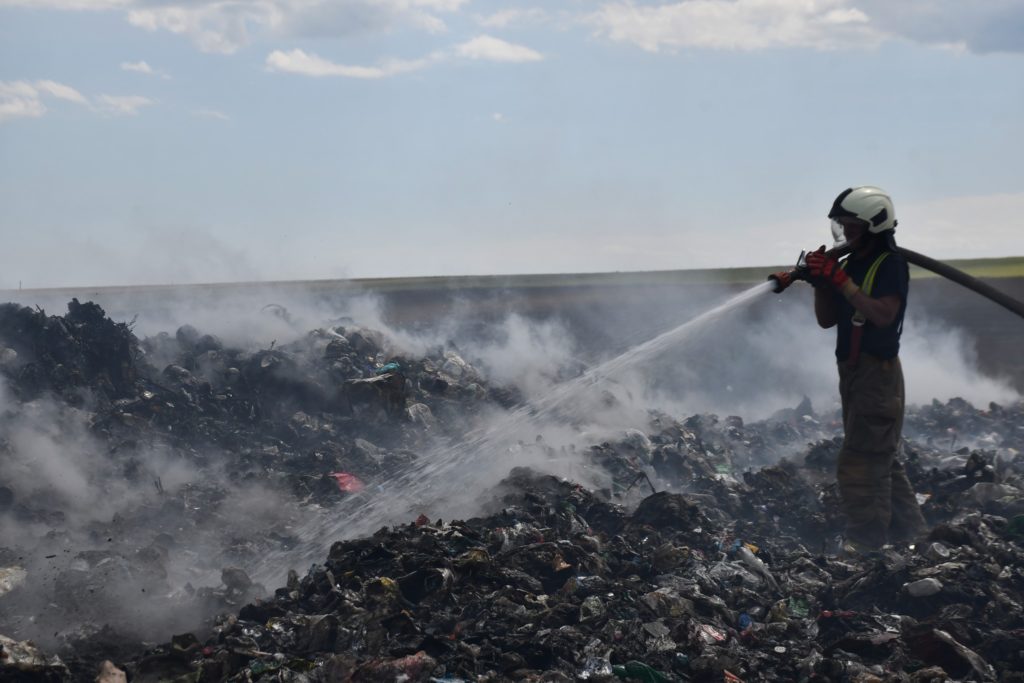 На Миколаївщині понад дві доби гасили пожежу сміттєзвалища у Луговому. Але нарешті впорались (ФОТО) 5