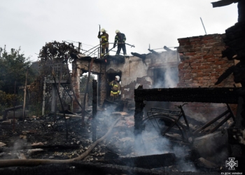 У Миколаєві гасили пожежу на одній з дач на «Садах» – 66-річний чоловік отримав опіки і був шпиталізований (ФОТО)