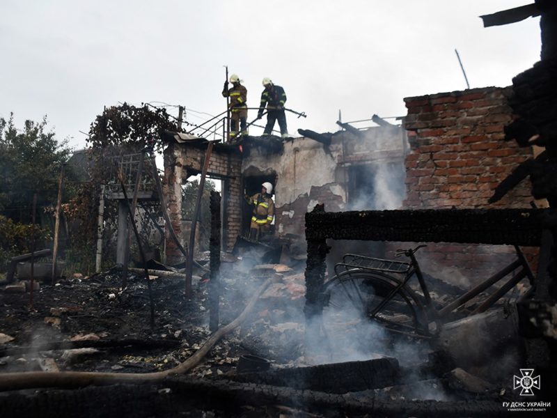 У Миколаєві гасили пожежу на одній з дач на «Садах» – 66-річний чоловік отримав опіки і був шпиталізований (ФОТО)