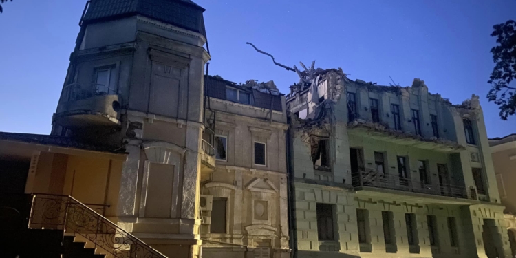 Вночі рашисти били по Одесі 5-ма видами ракет, вцілили по портовій інфраструктурі, зруйнували будинки (ФОТО)