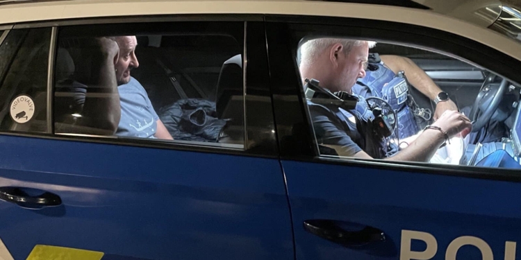 В Естонії затримали Аркадія Бабченко – на очах у поліцейських закидав яйцями посольство РФ (ФОТО)