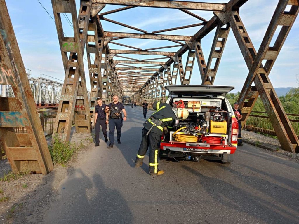 На Закарпатті обвалився міст через річку Тересва – на той момент на ньому було дві автівки з людьми (ФОТО) 6