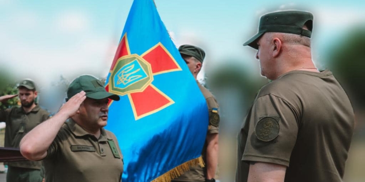 Автівки, антидронова рушниця і ще багато чого необхідного: миколаївські нацгвардійці отримали подарунки від влади (ФОТО)