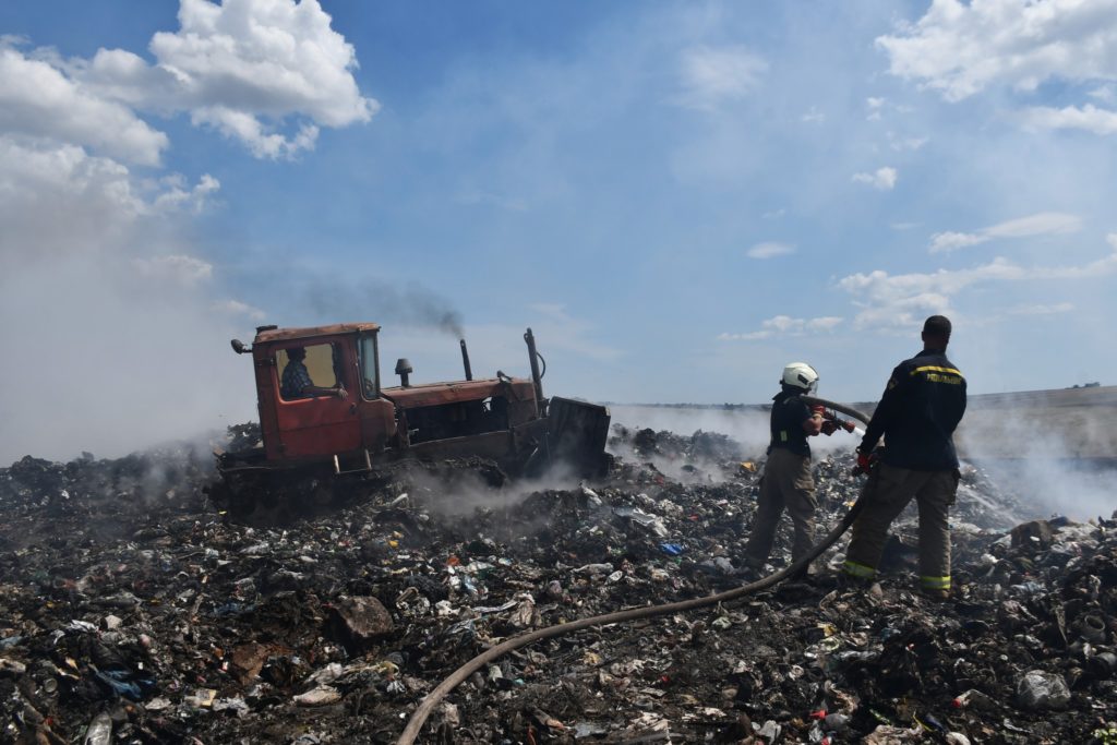 На Миколаївщині понад дві доби гасили пожежу сміттєзвалища у Луговому. Але нарешті впорались (ФОТО) 7