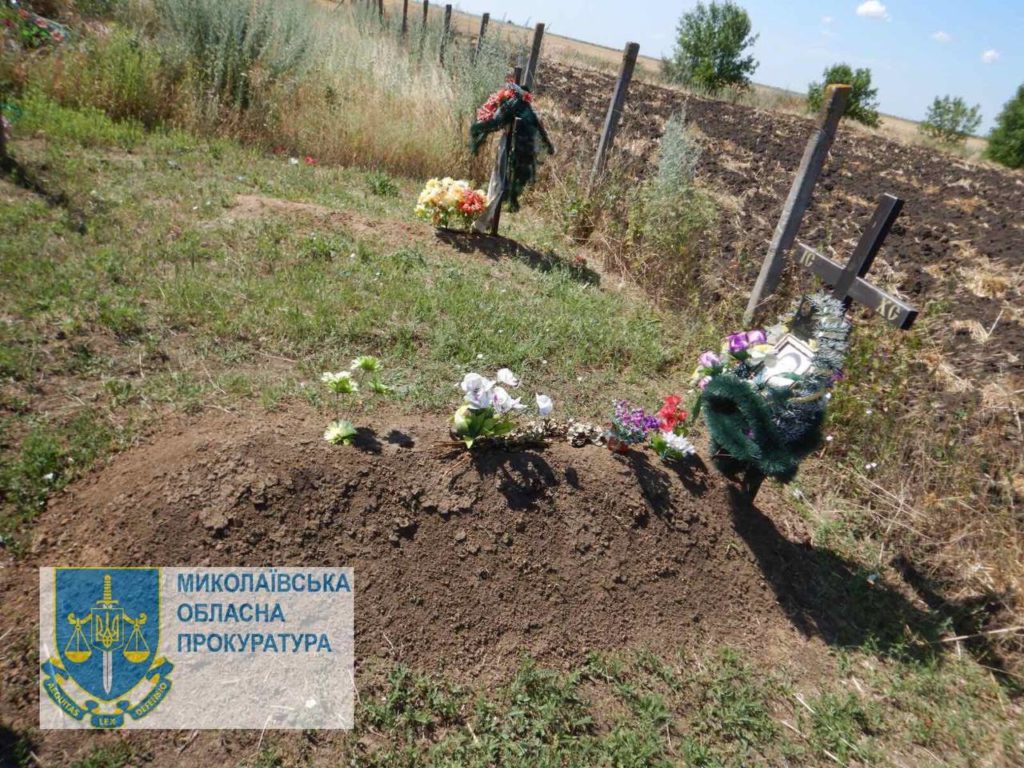 На Миколаївщині поліцейські ексгумували тіла двох чоловіків, яких під час окупації розстріляли військові рф (ФОТО) 8