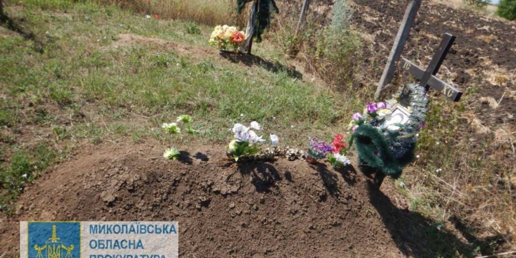 На Миколаївщині поліцейські ексгумували тіла двох чоловіків, яких під час окупації розстріляли військові рф (ФОТО)