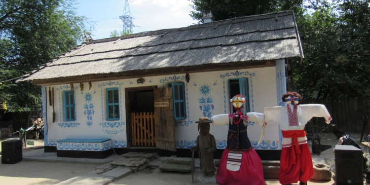 Таврійський розпис – наочно: у Миколаївському зоопарку відкрили оновлену «Дідову хату» (ФОТО)