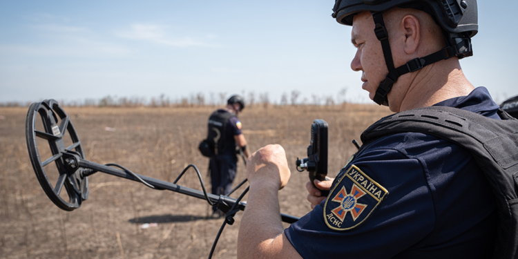 Піротехніки Миколаївщини показали, як йде розмінування за допомогою переданого благодійниками обладнання (ФОТО)