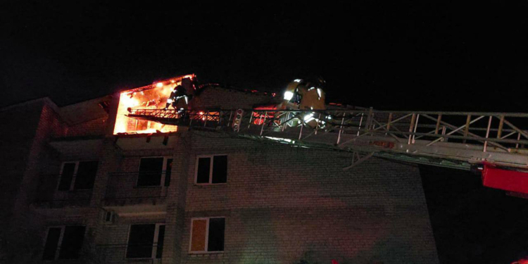 В Очакові на Миколаївщині вогнеборці протягом доби загасили 3 пожежі, які спричинили ворожі обстріли (ФОТО)