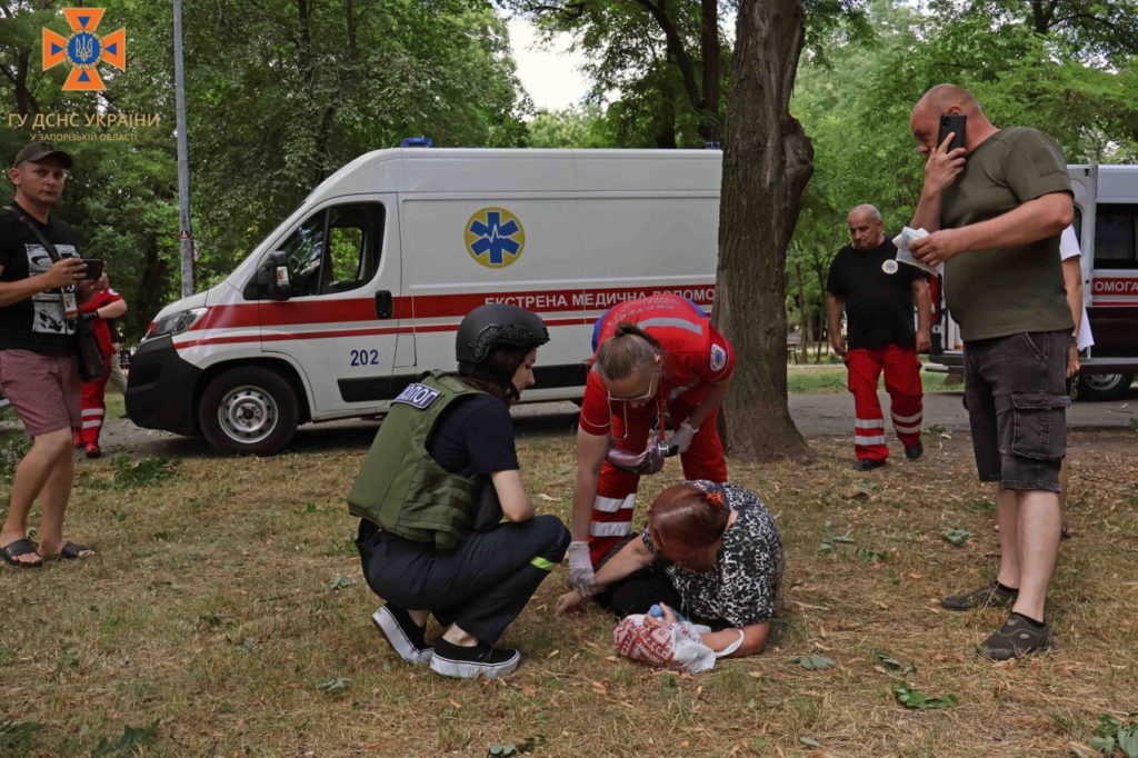 Внаслідок російської атаки на Запоріжжя травмувалося 5 людей, з них одна дитина (ФОТО) 10