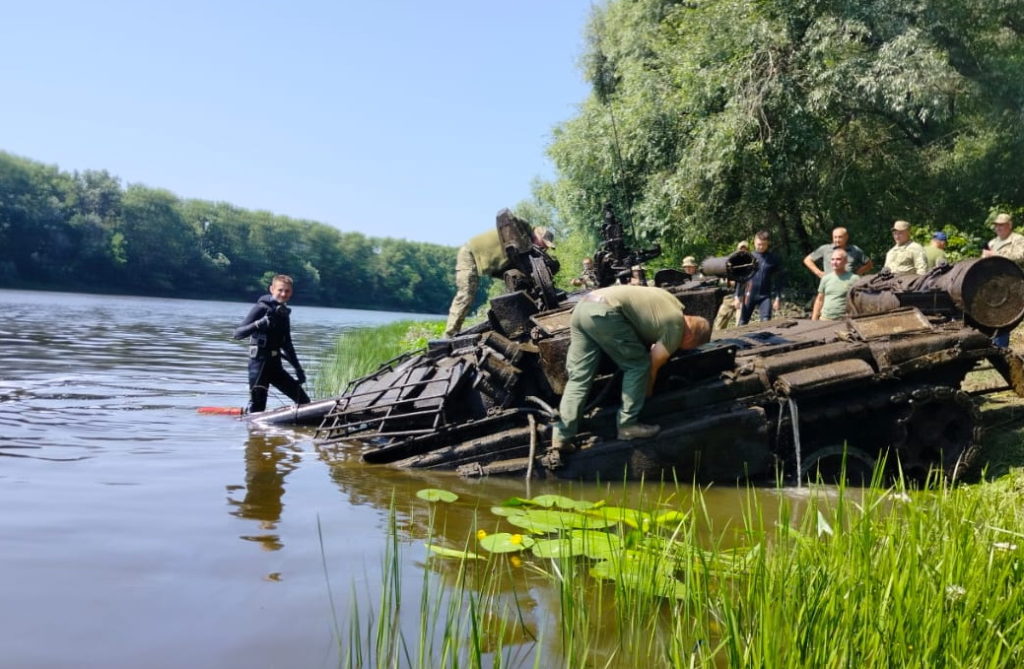 Най і «потопельник», але ще нам послужить: військові витягли з Десни майже неушкоджений російський танк (ФОТО) 10