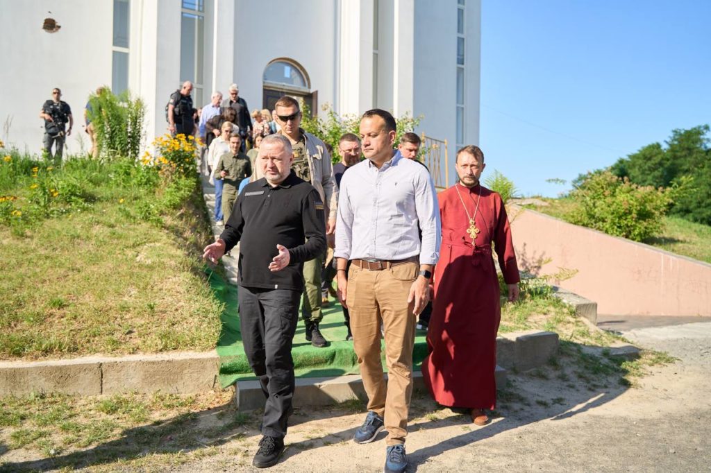 В Україну приїхав Прем'єр-міністр Ірландії: йому показали місця російських злочинів у Бучі, але невідомо, чи показали російські ударні дрони з ірландськими запчастинами (ФОТО) 10