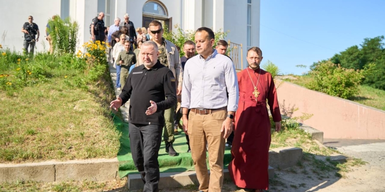 В Україну приїхав Прем’єр-міністр Ірландії: йому показали місця російських злочинів у Бучі, але невідомо, чи показали російські ударні дрони з ірландськими запчастинами (ФОТО)